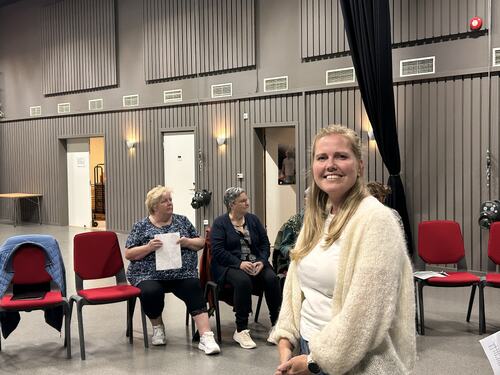 Marianne Aarskog har, til stor glede for alle korsangere, tatt på seg jobben med å lede koret i Herøy.