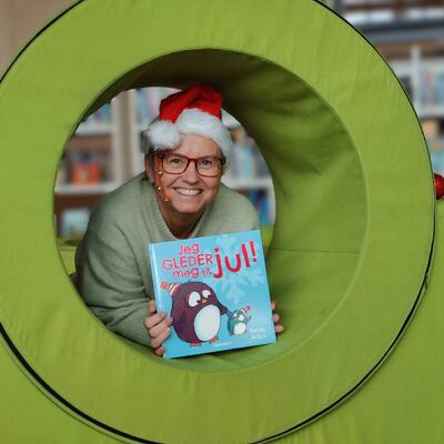 Barnebibliotekar Veronica Schevik inviterer til juleverksted og lesestund. Foto: Stine Andrea Heggen.