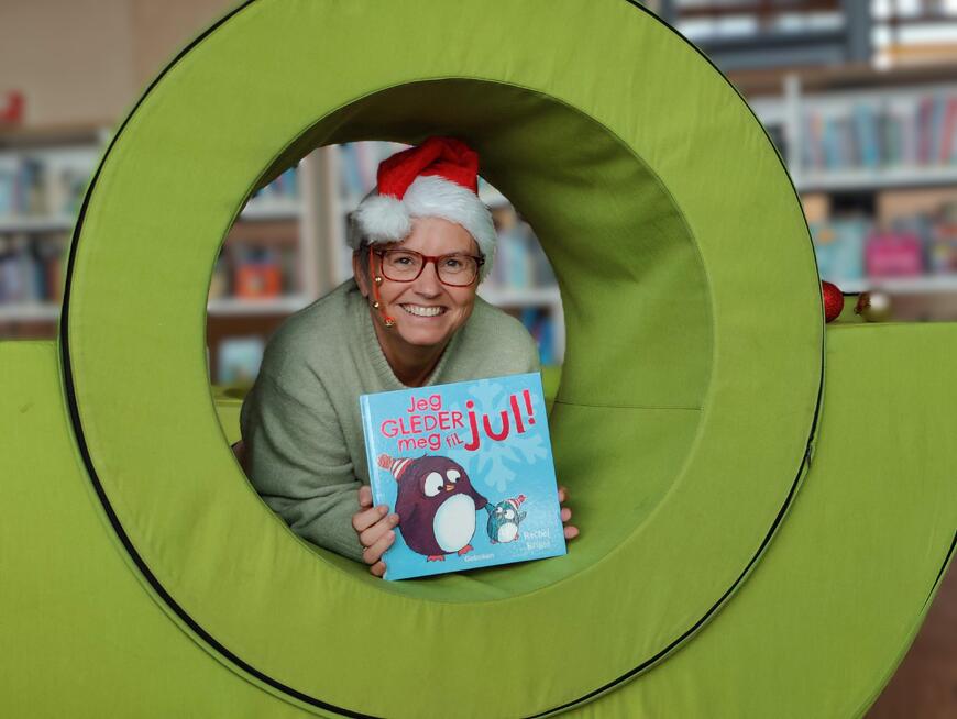 Barnebibliotekar Veronica Schevik inviterer til juleverksted og lesestund. Foto: Stine Andrea Heggen.