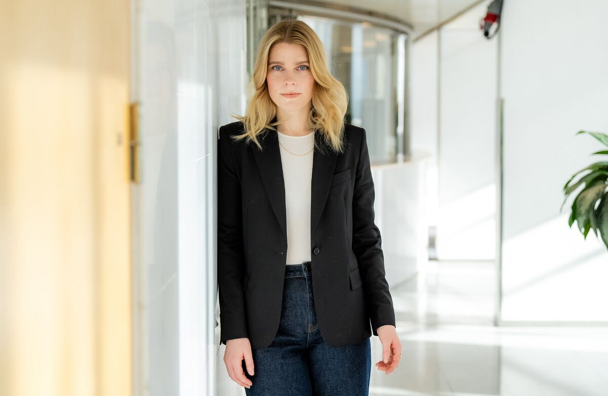 Blond kvinne med langt hår