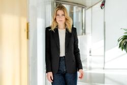 Blond kvinne med langt hår