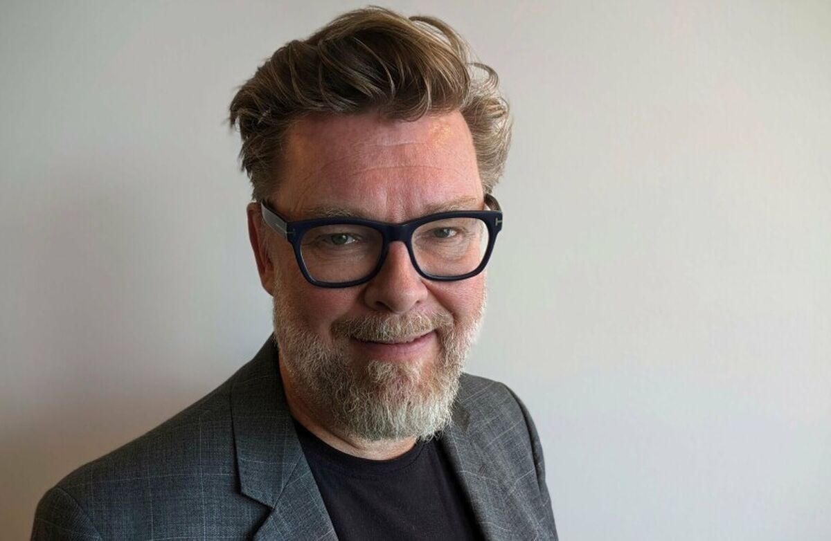 Middeladrende mann med noe grått i skjegget.