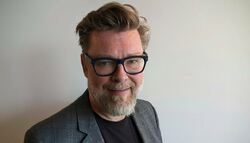 Middeladrende mann med noe grått i skjegget.