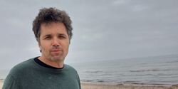 Middelaldrende mann på strand