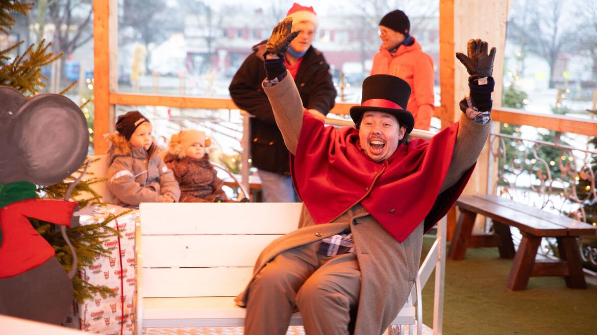 Sirkusdirektør på karusell i Brumunddal