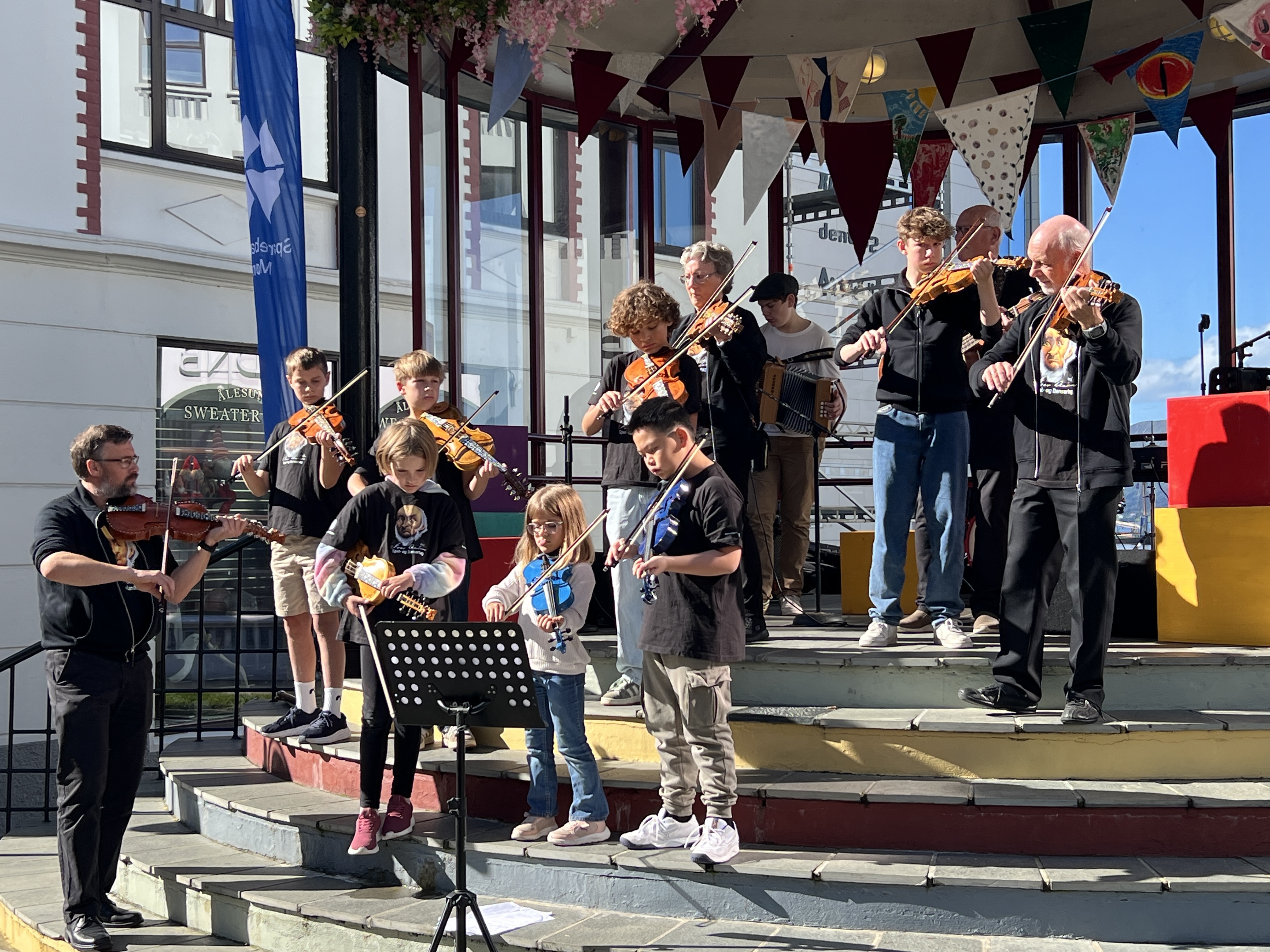 Hardingfelelaget spelar på Ålesund Gatefestival