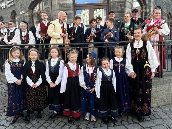 Leikarring og hardingfelelaget på 17mai