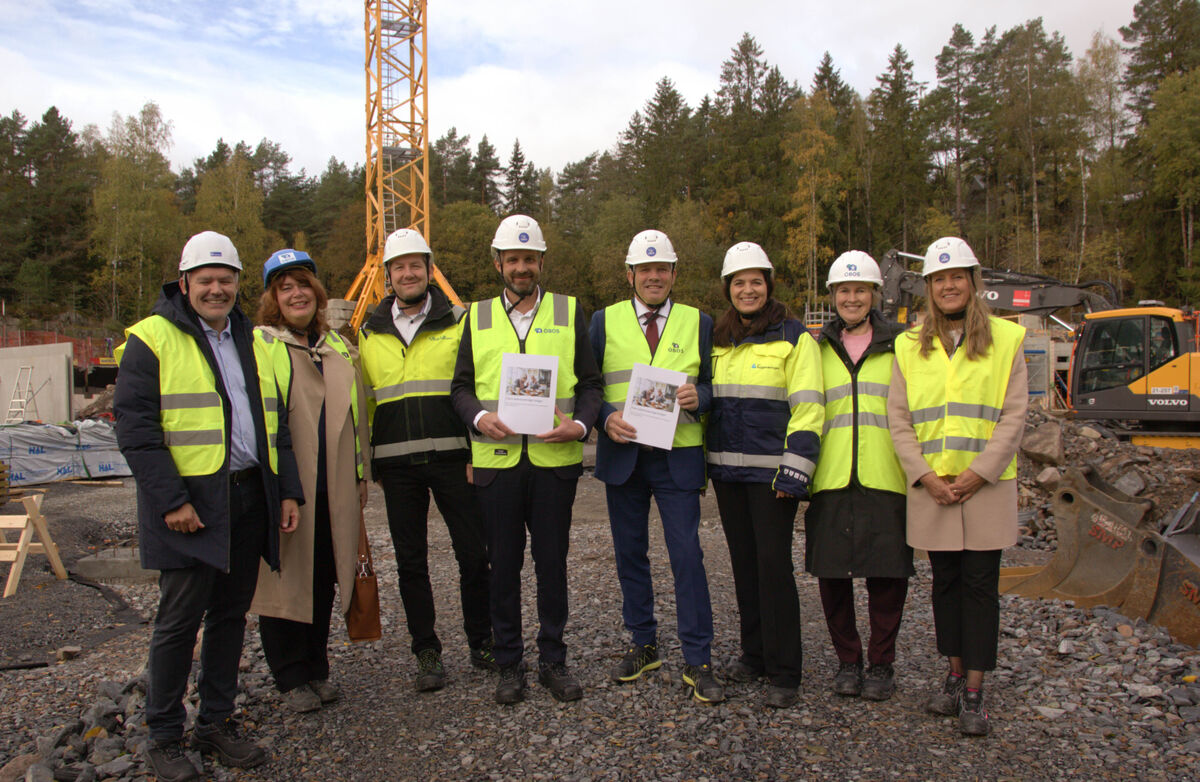 Representanter fra Eldreboligalliansen samlet på OBOS sitt prosjekt Oen på Rødtvet i Oslo i forbindelse med overrekkelsen av tiltaksrapporten til regjeringen. Alliansen består blant annet av representanter for kommunesektoren og boligbransjen, med Husbanken som sekretariat. Foto: Husbanken