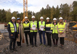 Representanter fra Eldreboligalliansen samlet på OBOS sitt prosjekt Oen på Rødtvet i Oslo i forbindelse med overrekkelsen av tiltaksrapporten til regjeringen. Alliansen består blant annet av representanter for kommunesektoren og boligbransjen, med Husbanken som sekretariat. Foto: Husbanken