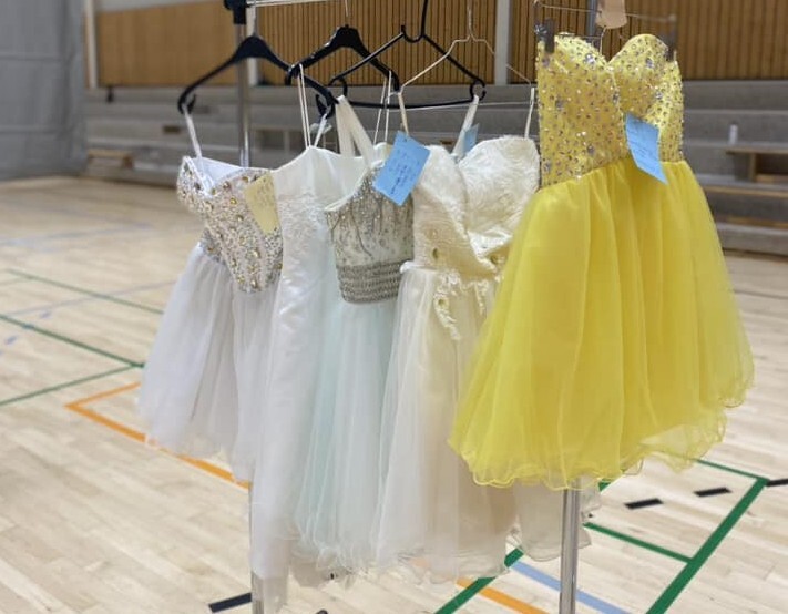 Ballkjoler som henger på et stativ