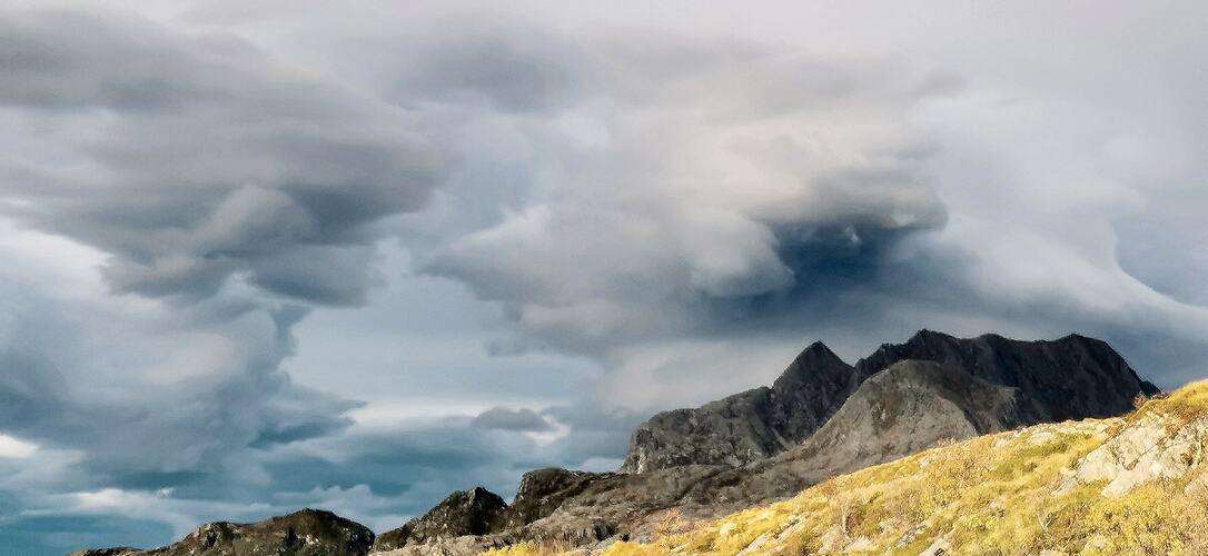Dønnamannen og Lekamøya i skyene. (Foto: Helene Pettersen)