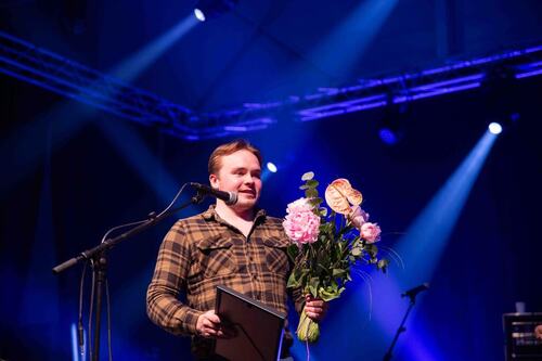Odin mottok Unge kunstneres pris fra Herøy kommune under kulturkvelden på årets Herøydager.
