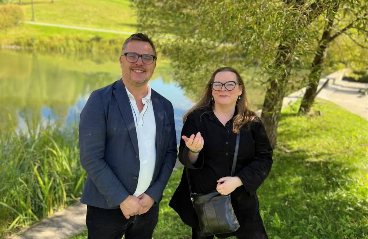 – At litteratur sensureres og forfattere undertrykkes skjer også i økende grad i samfunn som ligner vårt, forteller Andreas Hatlevik. Her med Randi Cathinka Neverdal ute ved en elv i bakgrunnen. (Foto: UiO)