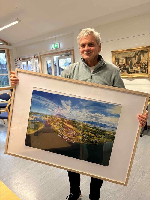 Randi Iversen vant dette flotte bildet av Herøy som er tatt av Ole Dalen. Hennes mann Åge hentet da han var innom rådhuset. (Foto: Erika Puziene) Randi Iversen vant dette flotte bildet av Herøy som er tatt av Ole Dalen. Hennes mann Åge hentet da han var innom rådhuset. (Foto: Erika Puziene)