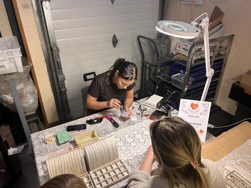 Mange benyttet seg av muligheten til å få laget seg et armbånd av Ann Cathrin Suelto Jørgensen fra Suelto Design.