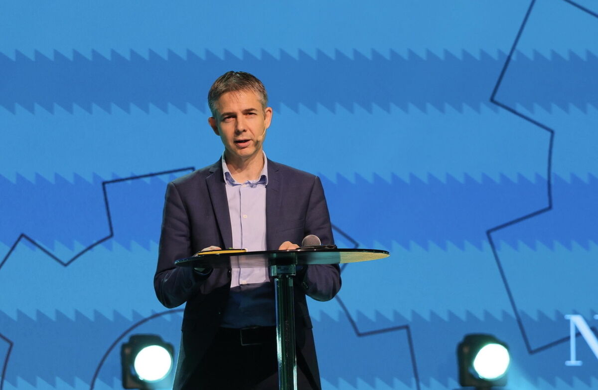 Frode Danelsen, direktør i Digdir. Foto: NOIOS, Terje Trobe Frode Danielsen snakker på scenen under Nokios 2025