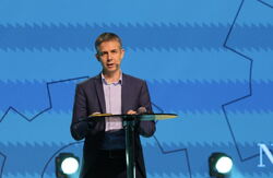 Frode Danelsen, direktør i Digdir. Foto: NOIOS, Terje Trobe Frode Danielsen snakker på scenen under Nokios 2025