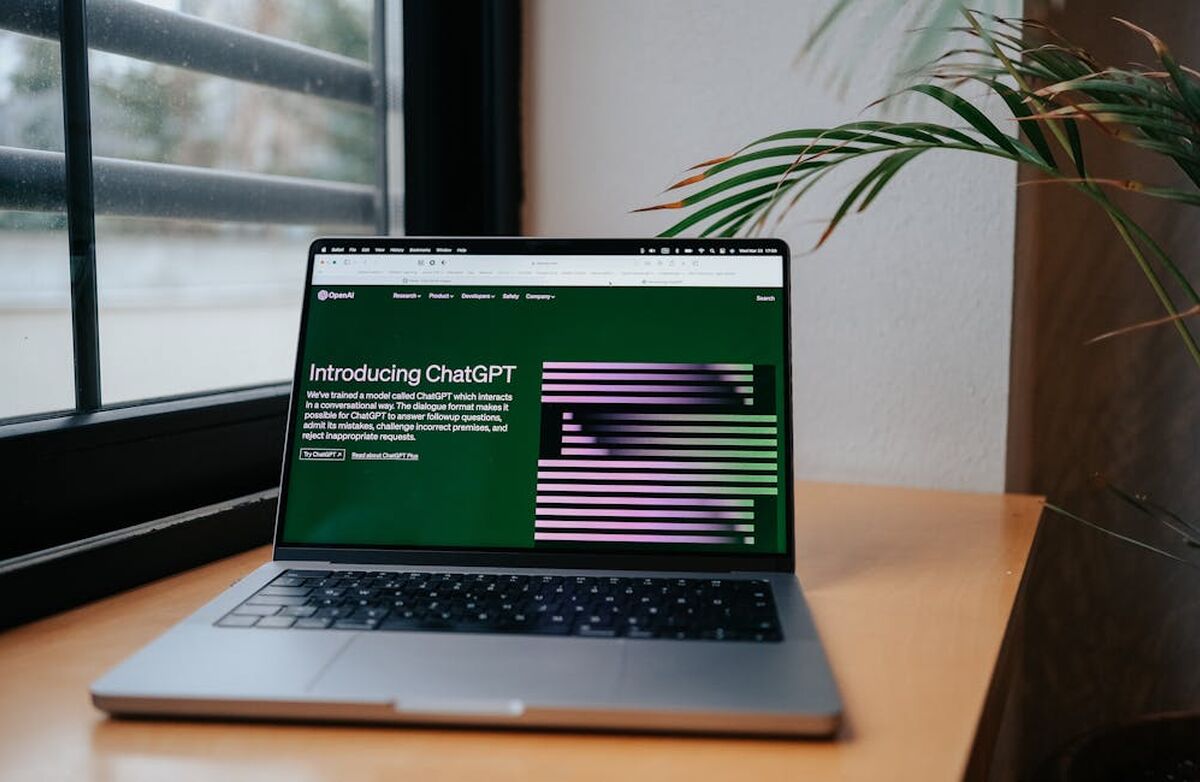 Foto: Hatice Baran / Pexels ChatGPT på en skjerm på et skrivebord, plante i rommet