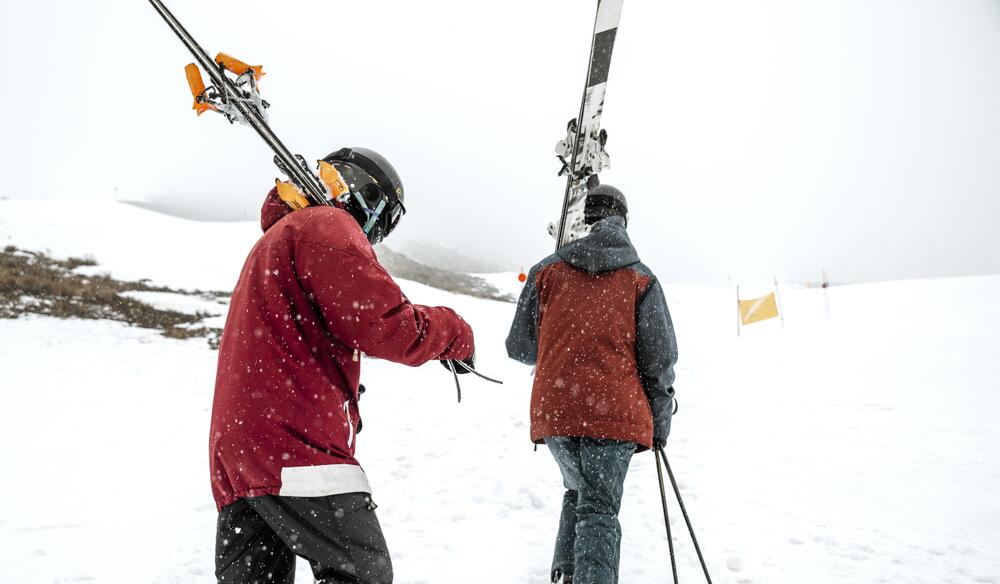 medium-shot-people-with-ski-equipment (1)