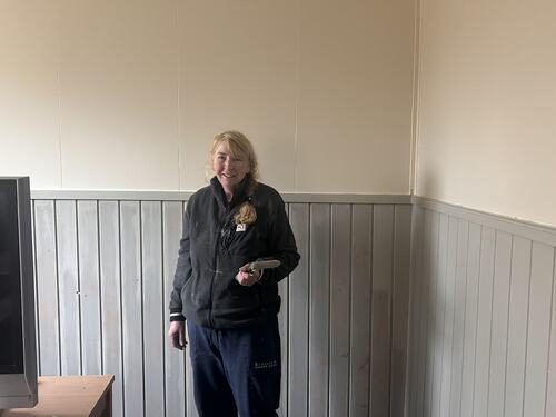 Thorild var i full gang med å male panelet i den gamle liss-salen. Lillian Thoresen deltok også i arbeidet, men ville ikke være med på bildet.