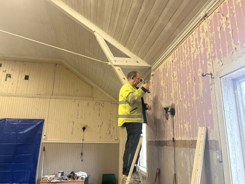 Ny giv for Herøy ungdomslag_Torfinn skraper maling