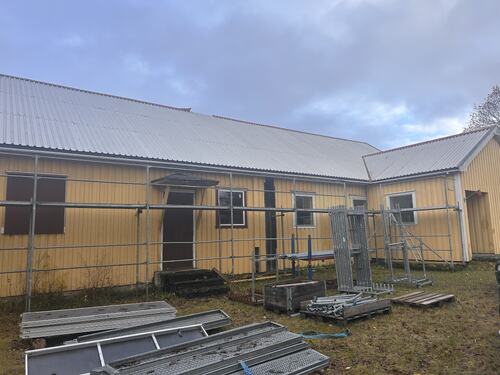 Ny giv for Herøy ungdomslag_utendør med stilasj på plass