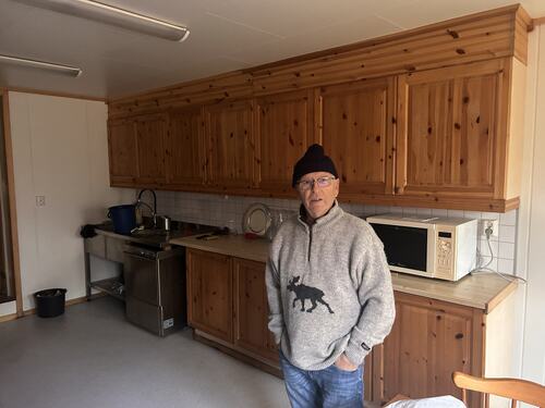 Ny giv for Herøy ungdomslag_Harald på kjøkkenet