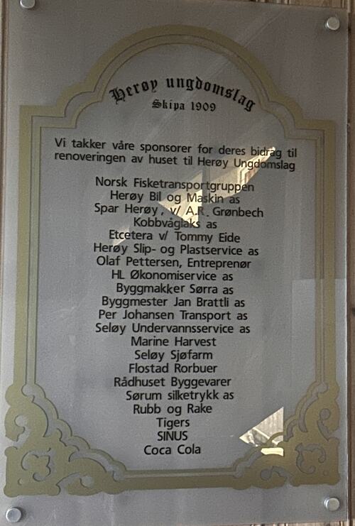 Dette skiltet ble satt opp i forbindelse med dugnadsarbeidet i 2013. Dette skiltet ble satt opp i forbindelse med dugnadsarbeidet i 2013.