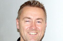 Filosof Einar Øverenget brukte mye humor i sitt innlegg, og avsluttet med: – Poenget er enkelt: Bruk ord som gir mennesker verdighet, og bygg systemer som tar autonomi og likeverd på alvor. Da får vi et samfunn som også tåler at vi blir eldre – som oss selv. Foto: Wikipedia (fotograf ikke oppgitt, bildet er fra 2011) Blid, middelaldrende mann