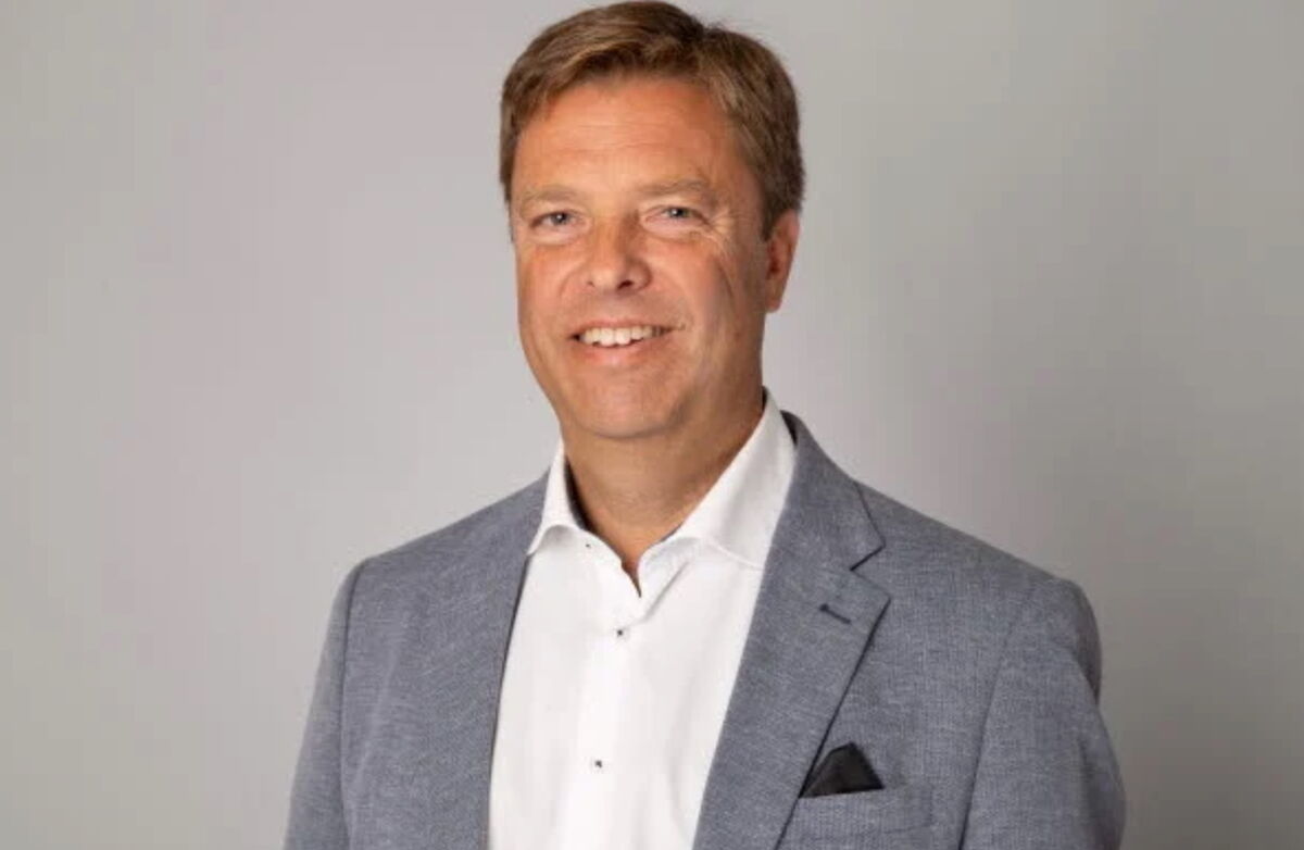 Mann. med hvit skjorte og grå dressjakke