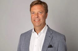 – Kommune-Norge møter forventningsgapet med krav om styrket økonomi og mindre detaljstyring – og med vilje til å øke endringsaktiviteten for en bærekraftig velferd, sa Frode Lindtvedt fra KS. Foto: KS Mann. med hvit skjorte og grå dressjakke