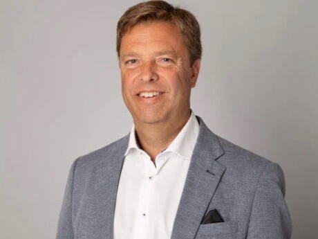 Mann. med hvit skjorte og grå dressjakke