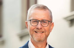 – Viljen til å jobbe lenger øker med alderen, forutsatt et godt arbeidsmiljø og reell medvirkning. Oppgaven er ikke mystisk: mer kunnskap, bedre dialog og litt fleksibilitet, sa Olav Eikemo. Foto: lengrearbeidsliv.no Eldre, smilende herre