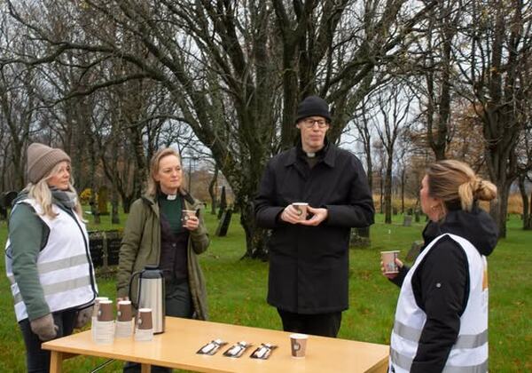 Kaffestund på kirkegården
