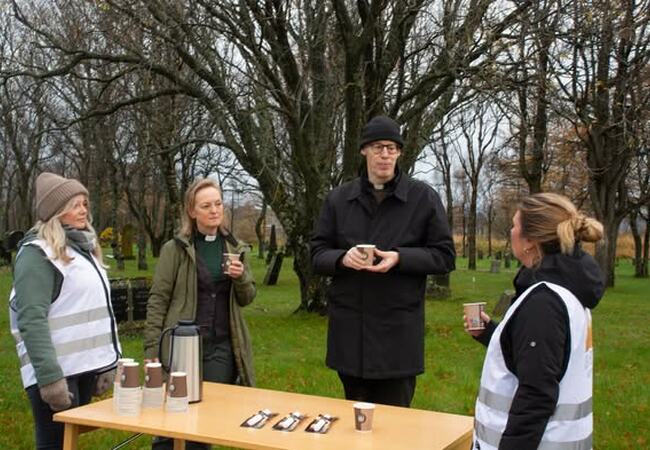 Kaffestund på kirkegården