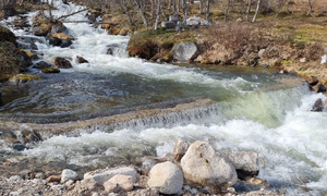 Bilde av vann som renner på Flesnes