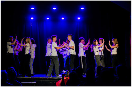 Som vanlig åpnet revyen med et dansenummer. Som vanlig åpnet revyen med et dansenummer.