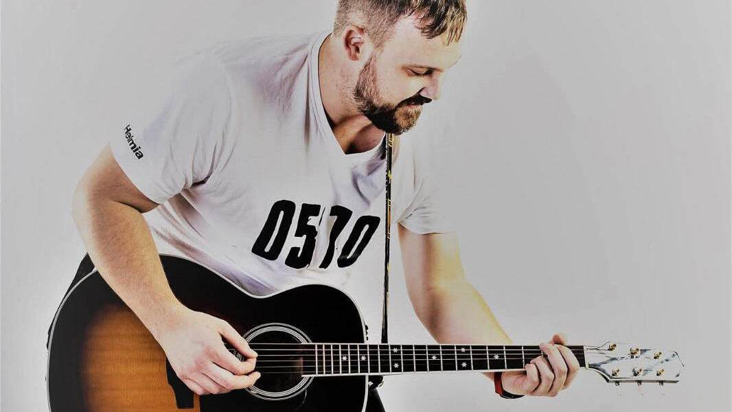 Foto av artist med gitar