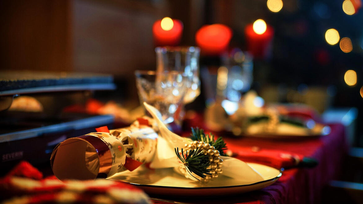 Stockfoto av et julepyntet bord