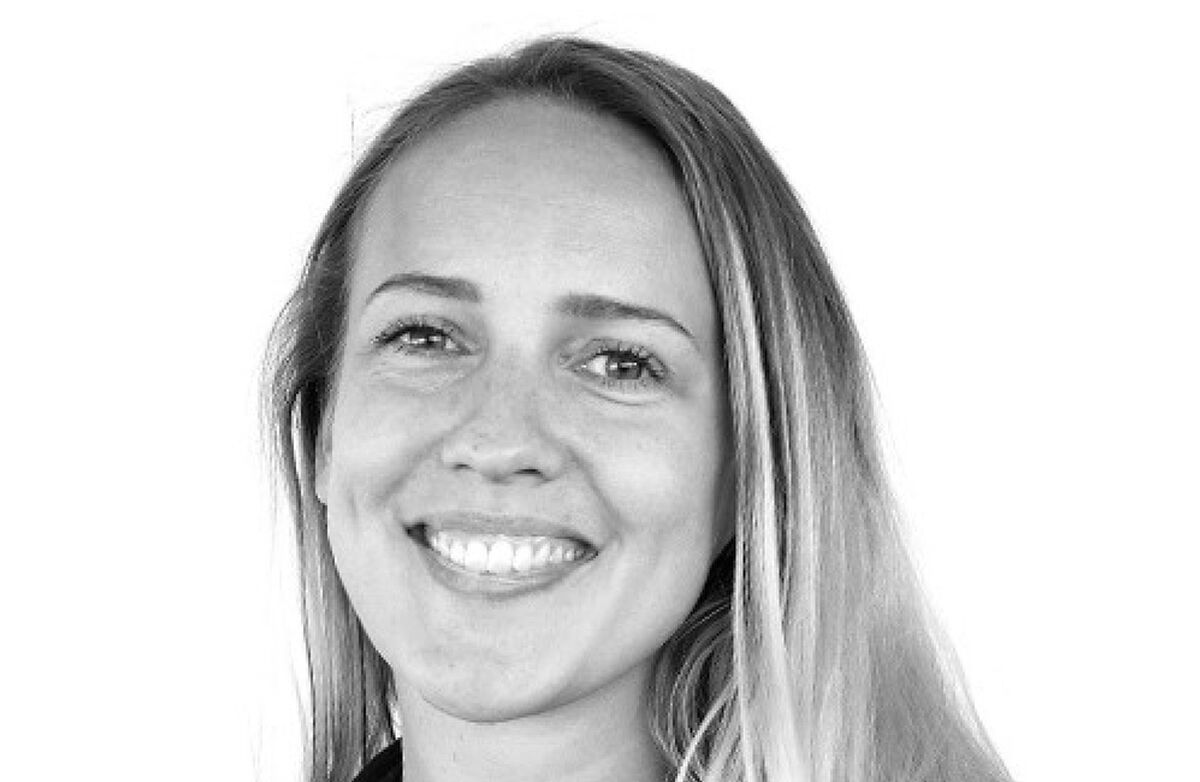 Iselin Hangaas Brenna (bildet) og Lars Rønn delte hvordan Skatteetaten jobber målrettet med klart språk – et arbeid som i 2025 ble belønnet med Klarspråksprisen for staten. Foto: Privat Smilende ung kvinne, foto sort hvitt