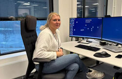 Ung kvinne sitter ved PCen.