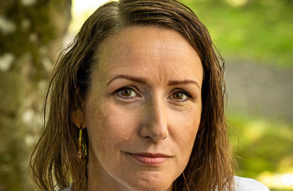 – Vi selger egentlig en opplevelse av å bli sett og forstått. Når vi kombinerer åpenhet og tilgjengelighet med tydelige rammer, tar vi vare på både innbyggerne og oss selv – og leverer bedre, sa Astrid Elisabeth Jørgensborg, styremedlem i Forum for offentlig service. Foto: Markus Bjørnseth Kvinne med brunt hår og brune øyne