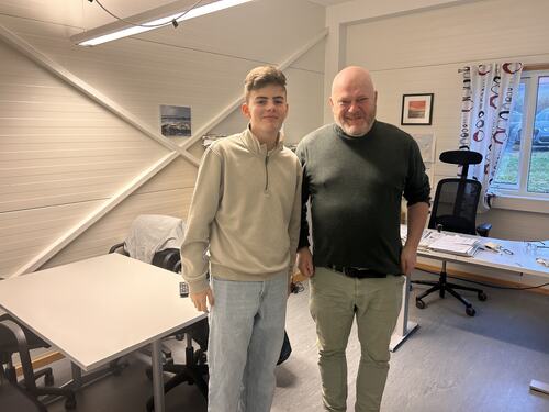 Nikolai hilser på kommunedirektør Henrik Skovly. Som ordfører er det denne personen i administrasjonen man samarbeider tettest med.