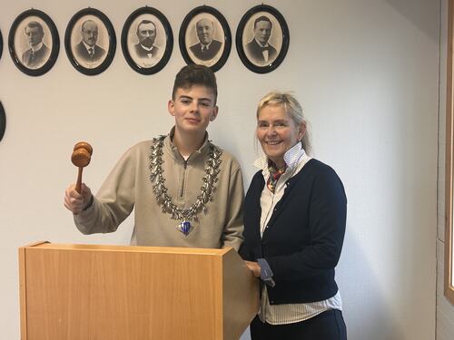 Nikolai var ordfører for en dag_i kommunestyresalen