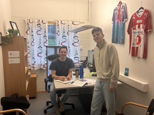 Her hilser Nikolai på nærings- og samfunnsutvikler Ronny Godhei Hansen.