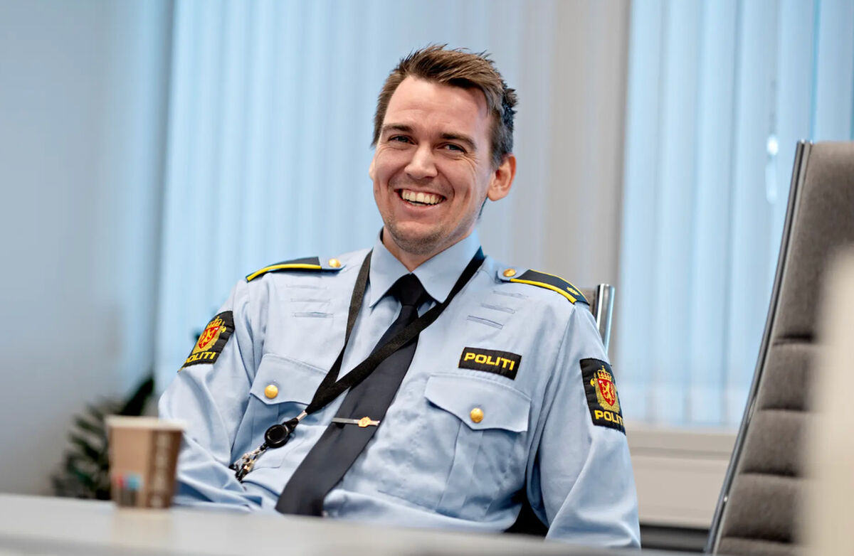 – Teknologien er allerede god nok. Det er vi som må lære å bruke den riktig, sa Frode Hauge, prosjektet i Vest politidistrikt. Foto: Politiet Frode Hauge i uniform bak skrivebord og PC. Han smiler bredt.