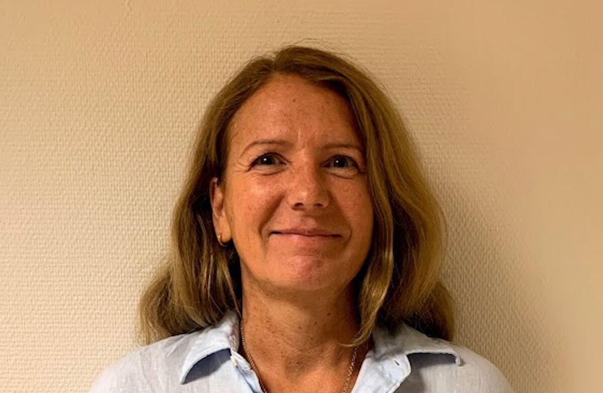 – Det viktigaste vi har standardisert, er samarbeidet, sa Randi Nordås. Når vi blir gode saman, blir innbyggjartenestene betre – uansett kvar du ringer frå. Foto: Privat Kvinne, rundt 35 år, brunt hår, brune øyne, fregnete hud