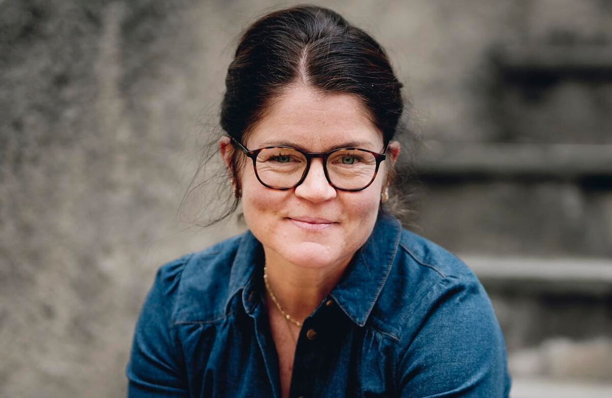 Kvinne med mørkt hår