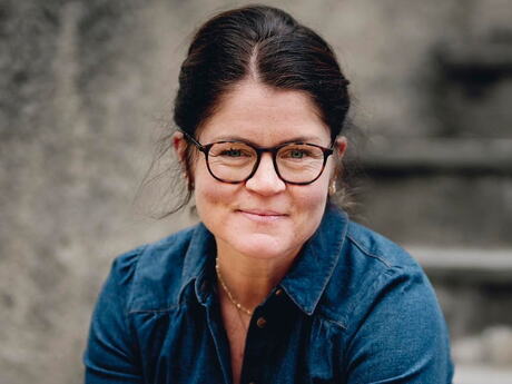 Kvinne med mørkt hår