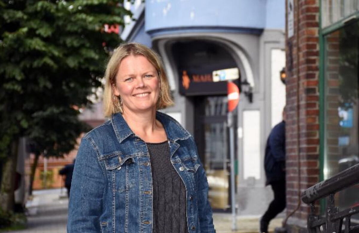– Innolab er ikke magi – det er disiplinert samhandling: én vegg, felles språk og vilje til å forbedre litt hver eneste uke, sa Kristin Beate Risvand Mo, leder for Innovasjon og utvikling i Bergen kommune. Foto: Nina Blågestad Blond kvinne med halvlangt hår, utendørs i Bergen
